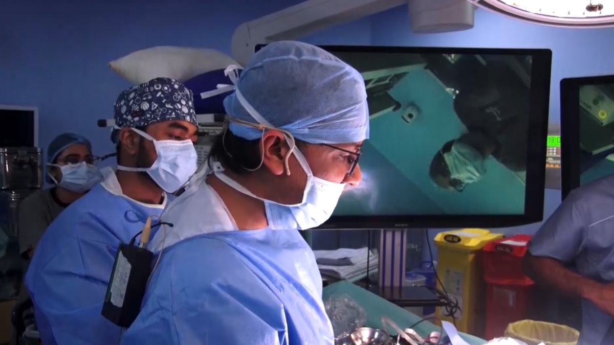 The Top Urologist in Kolkata, Dr. Tarun Jindal Performs Live VEIL Surgery at UroOncoCon 2026-HE