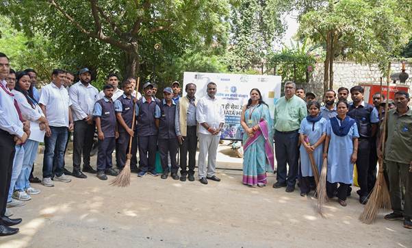 MoS Dr. L. Murugan Participates in ‘Swachhata Hi Seva’ Campaign at IIMC